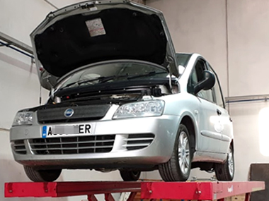 Fiat Multipla undergoes a complimentary inspection just hours after arriving in Spain Fiat Multipla on ramp